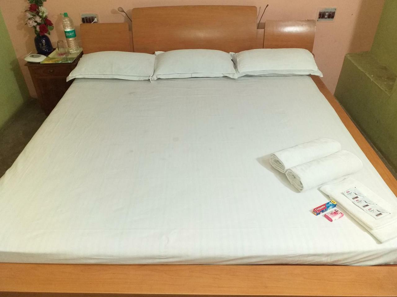 Royal Paying Guest Hotel Kolkata Bagian luar foto