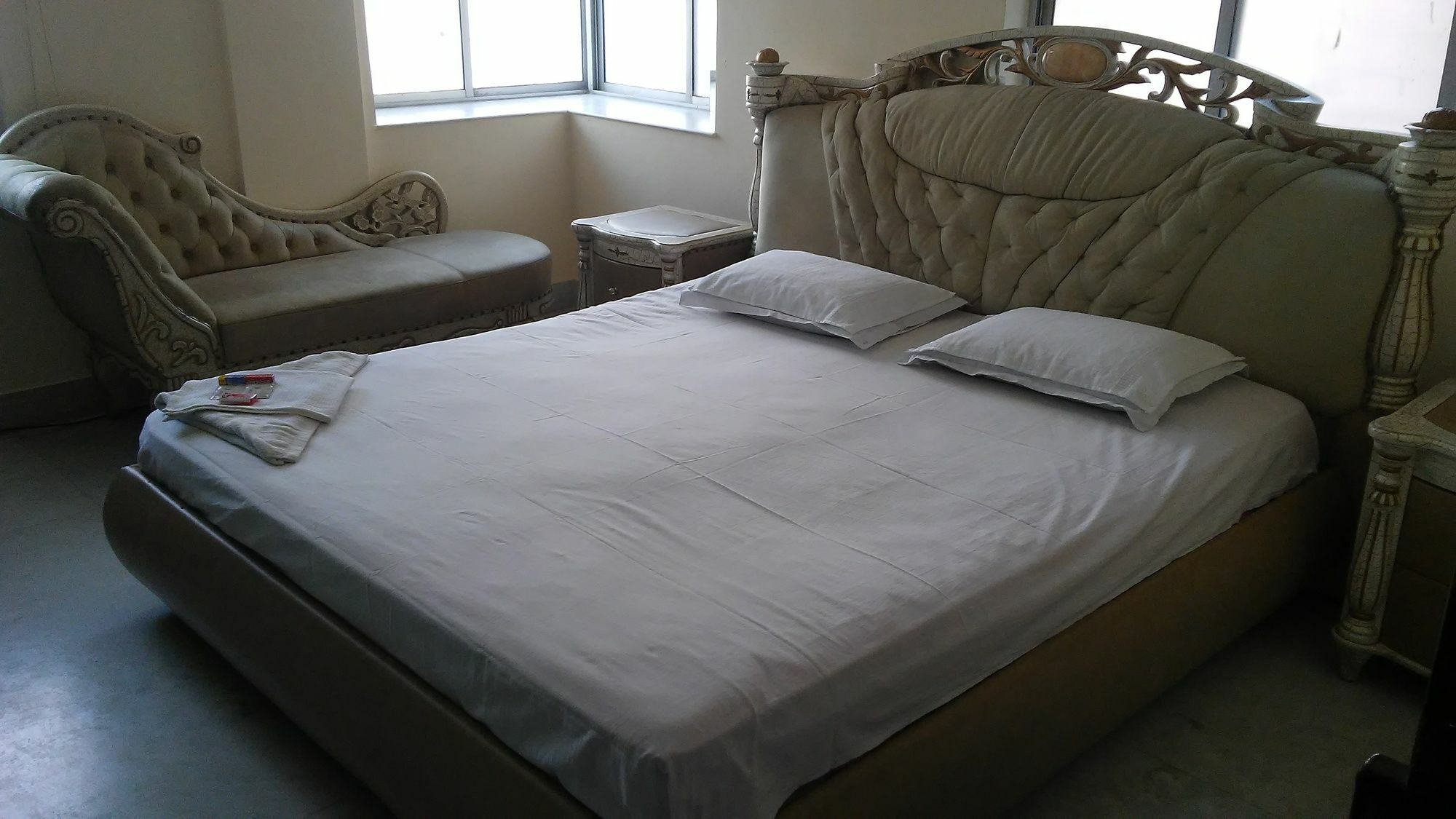 Royal Paying Guest Hotel Kolkata Bagian luar foto